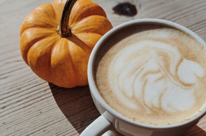 Fenomén Pumpkin Spice Latte: jak si podzimní hit připravit s dýňovým sirupem i doma